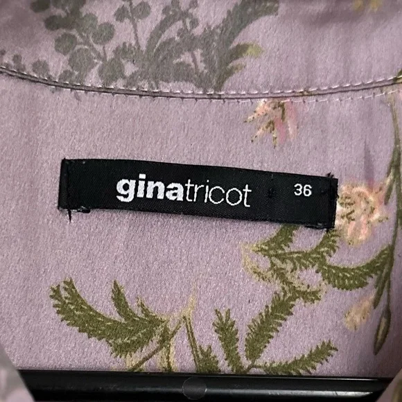 Gina Tricot Silky Floral Satin Button Down Blouse Lavender Purple Bell Sleeves - Picture 5 of 6